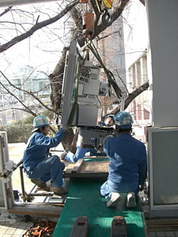 搬出入・据付の様子